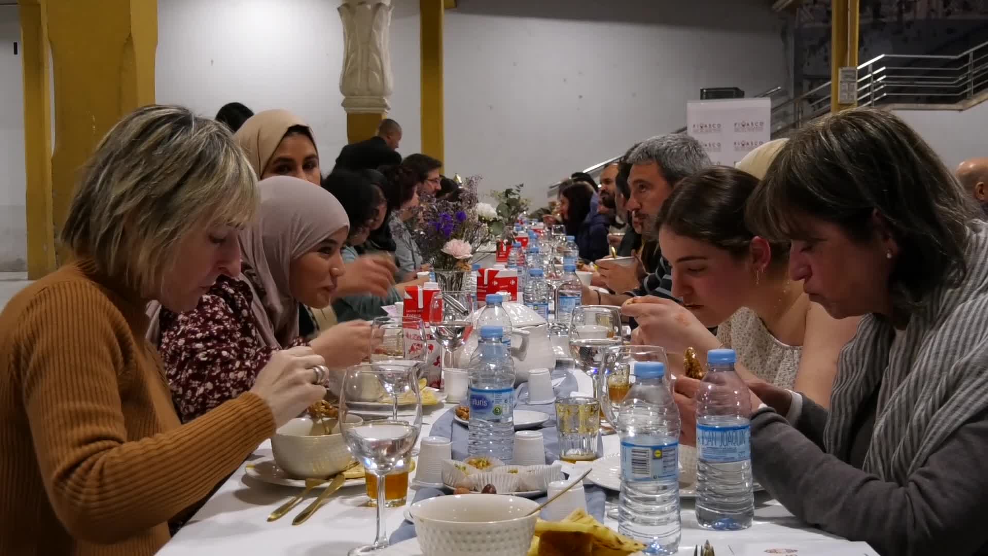 Ramadaneko Iftar afaria kalera atera zuen Arroua Zentro Soziokulturalak