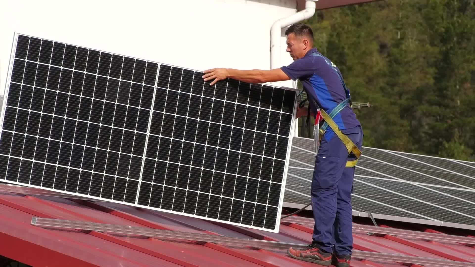 Plaka fotovoltaikoak instalatu dituzte Legorretako frontoiko estalkian