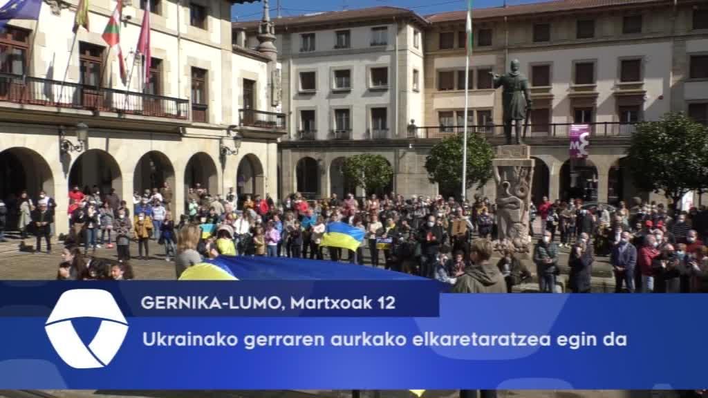  Ukrainako gerraren aurkako elkarretaratzea izan da Foruen Plazan