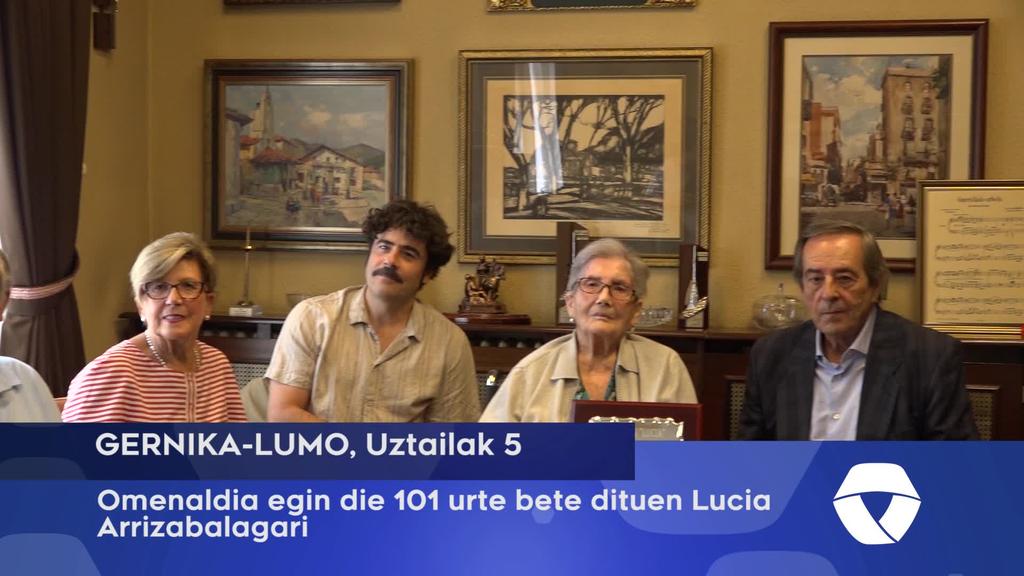 Omenaldia egin die 101 urte bete dituen Lucia Arrizabalagari, Gernika-Lumoko Udaletxean