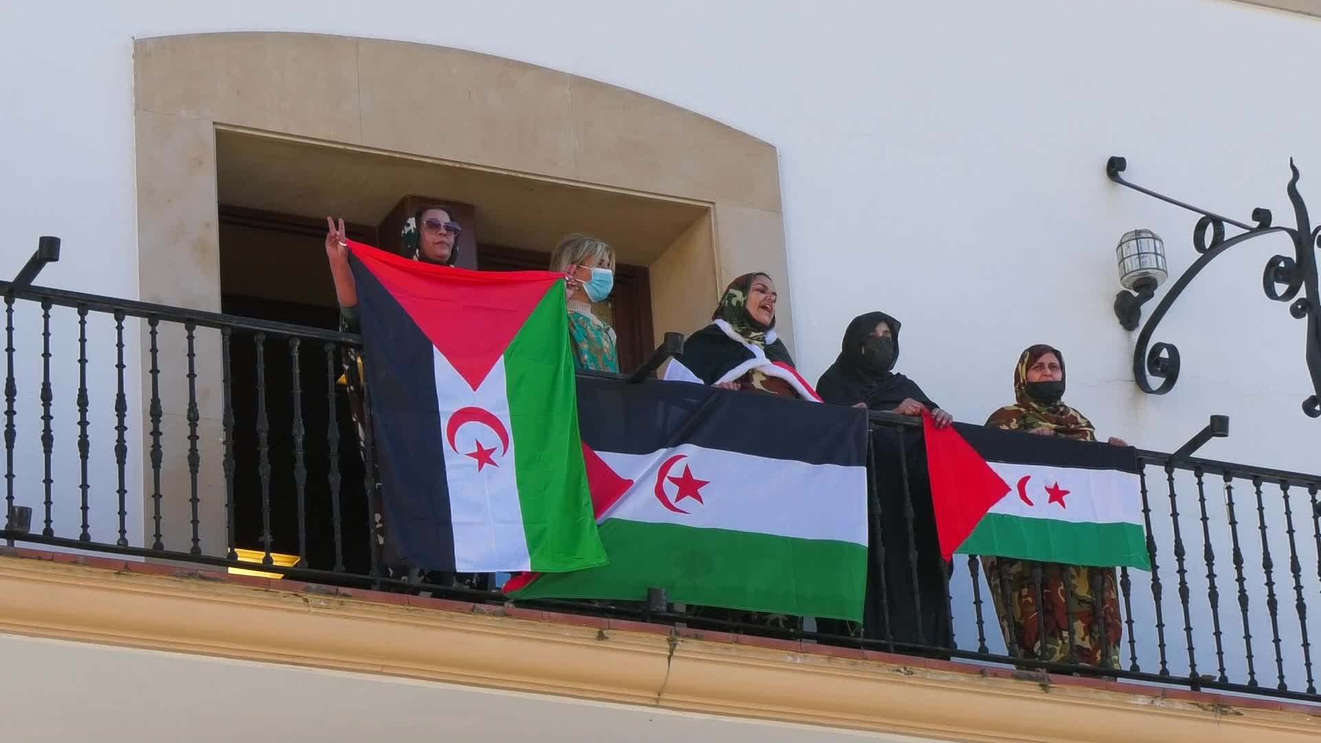 Sahararen bandera eskegi dute Orioko udaletxeko balkoian