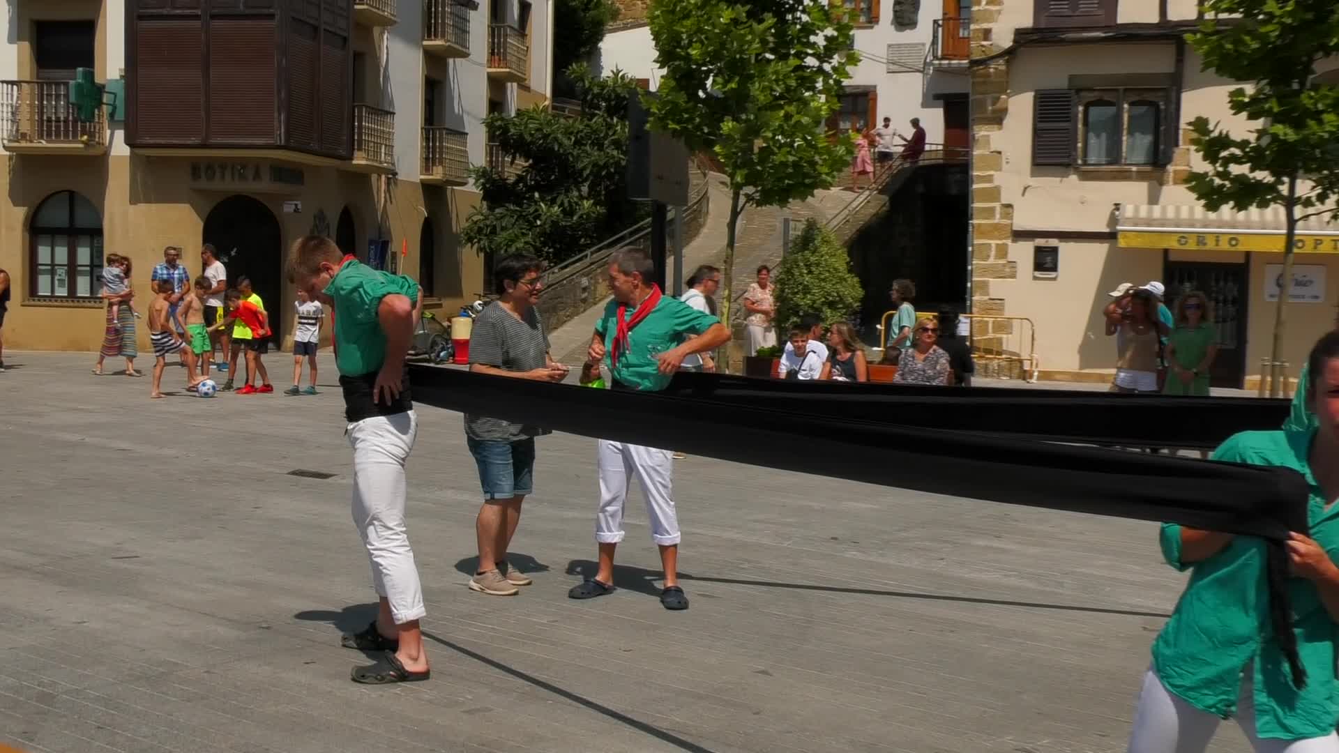 Vilafrancako casteller taldeak giza dorrea egin du Orioko plazan