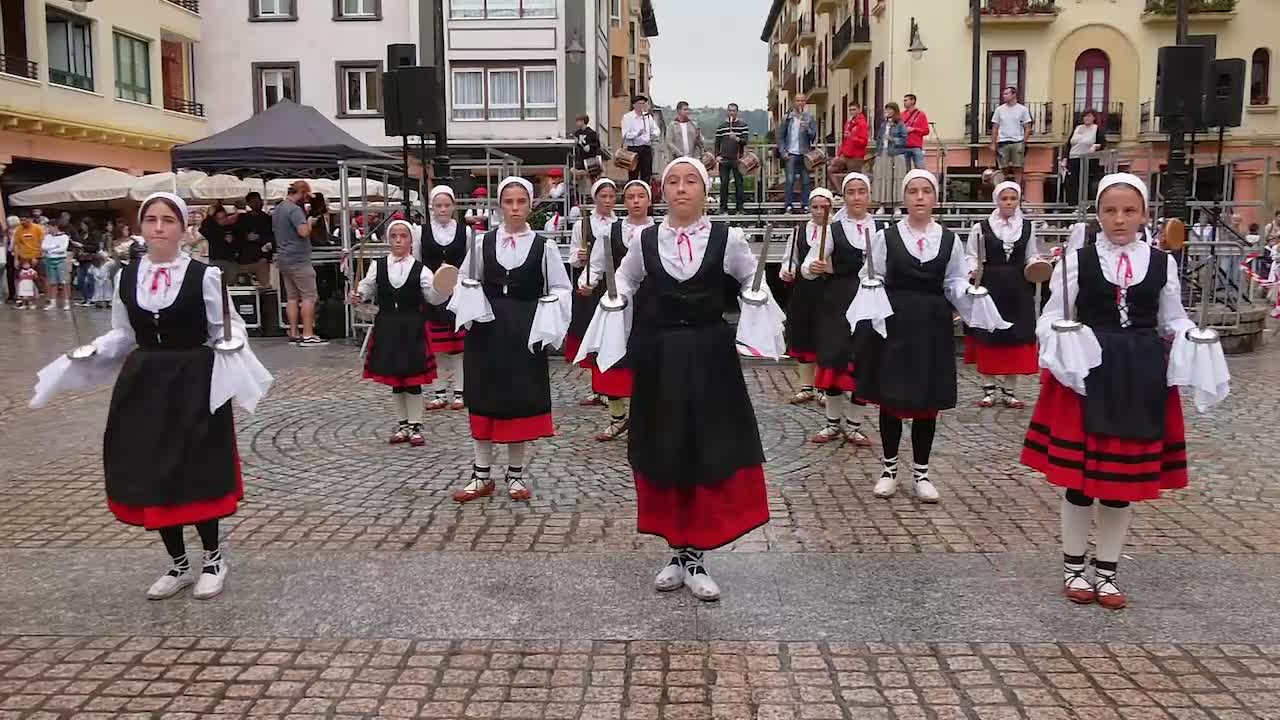 Haurren Euskal Jai Eguneko dantza emanaldia