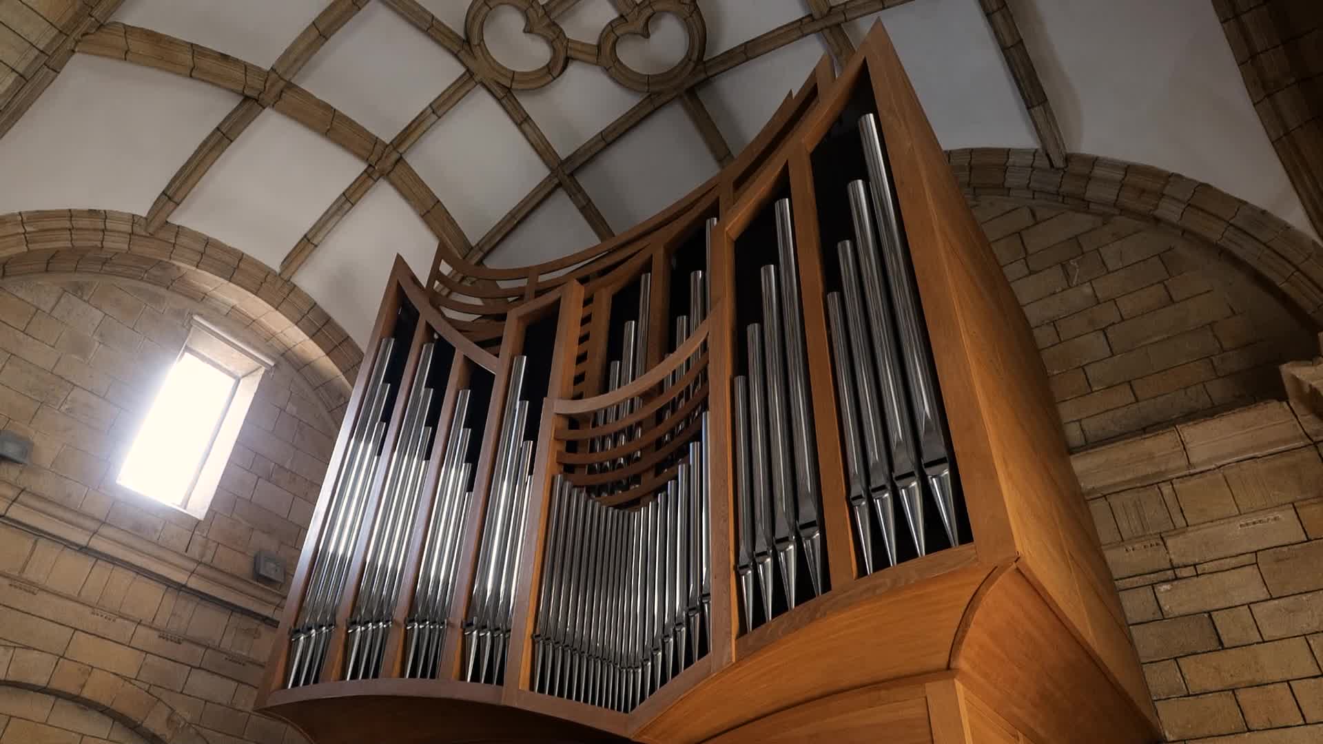 Orioko elizako organoa ezagutzeko, bisita didaktikoa eskaini zuen Xabier Lizaso piano-jotzaile oriotarrak