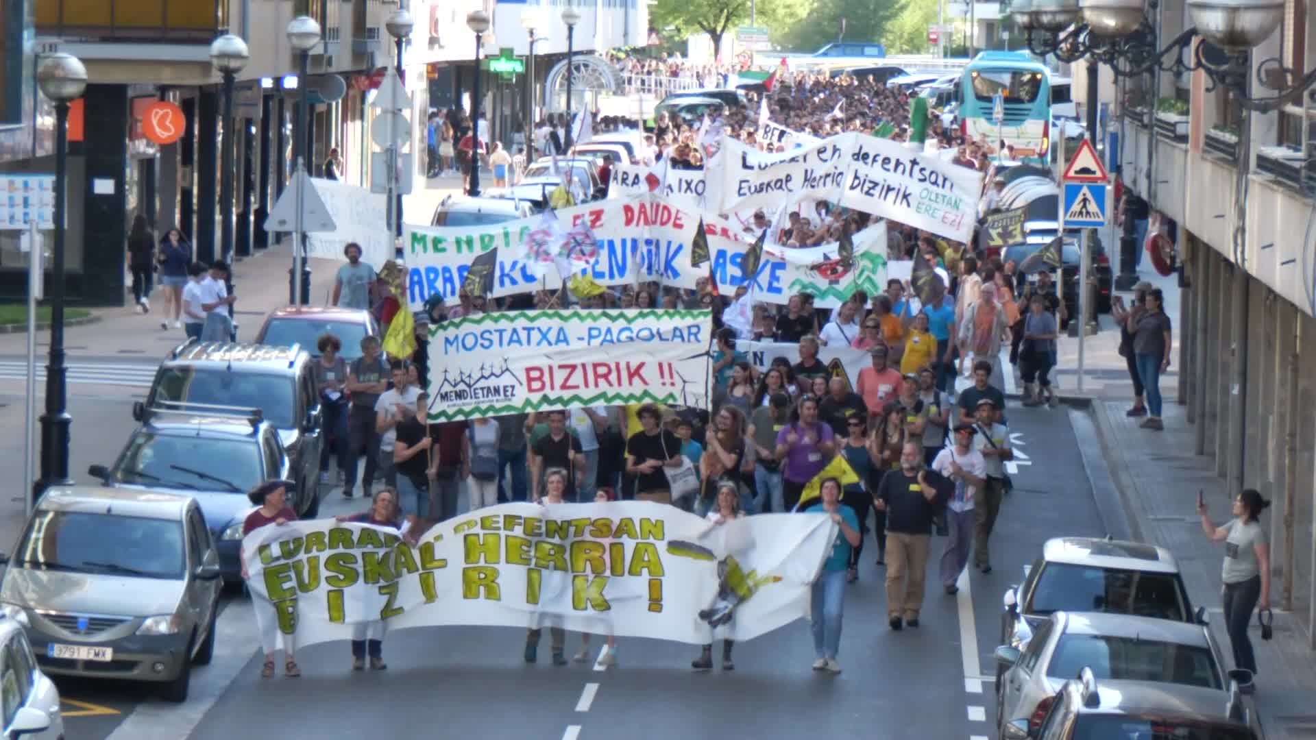 Manifestazio jendetsua Azpeitian, lurraren defentsan