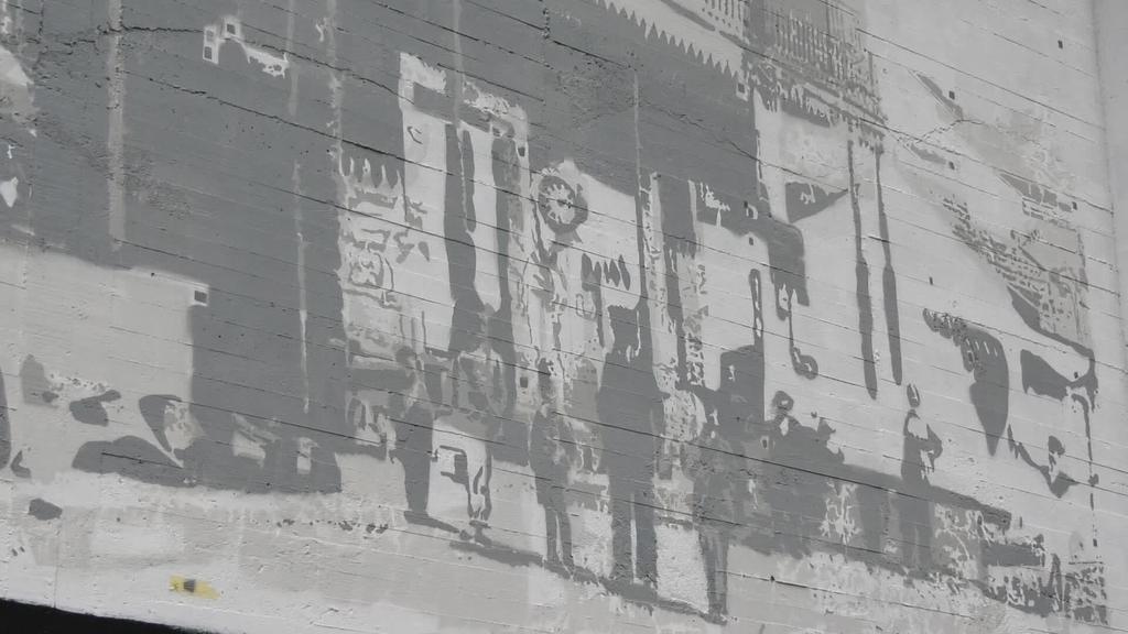 Balu artista ormaiztegiarra murala egiten ari da herriko tren geltoki zaharra eta bainuetxea irudikatuz