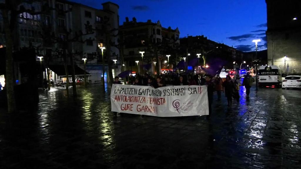 “Zapaltzen gaituen sistemari sua” emateko asmotan manifestazioa Tolosako Asanblada Feministaren eskutik